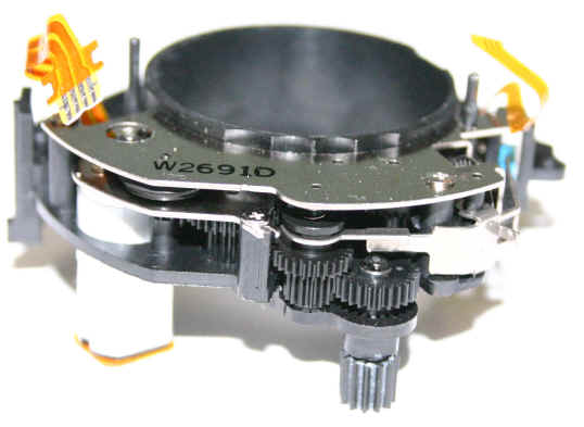 The micro motor from a Canon EF 75-300 lens. At the top is the tube with the lens that the motor shifts. So the whole mechanism is built around it in an arch shape. Photo: electricstuff.co.uk