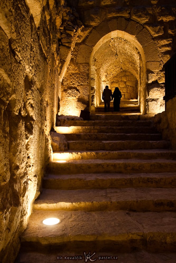 A couple at Ajloun castle in Jordan. Canon 40D, Canon EF-S 10–22/3,5–4.5, 1/30 s, f/4, ISO 400, focus 16 mm