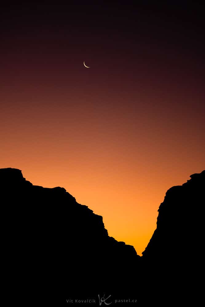 Mountains and Moon. Canon 40D, Canon EF-S 55–250/4–5.6 IS, 1/50 s, f/4.5, ISO 400, focus 79 mm