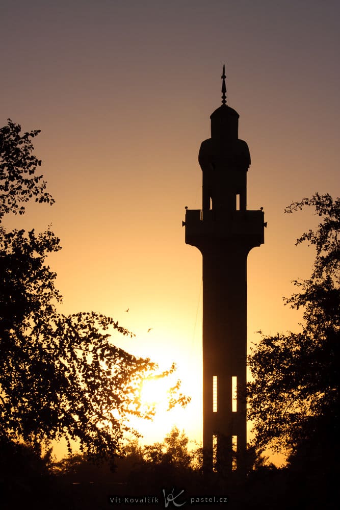 A Jordanian mosque with the sun right in the background. Note the enormous f/25 f-stop, needed in order to avoid complete blowout in the sky. Canon 40D, Canon EF-S 55–250/4–5.6 IS, 1/100 s, f/25, ISO 100, focus 84 mm