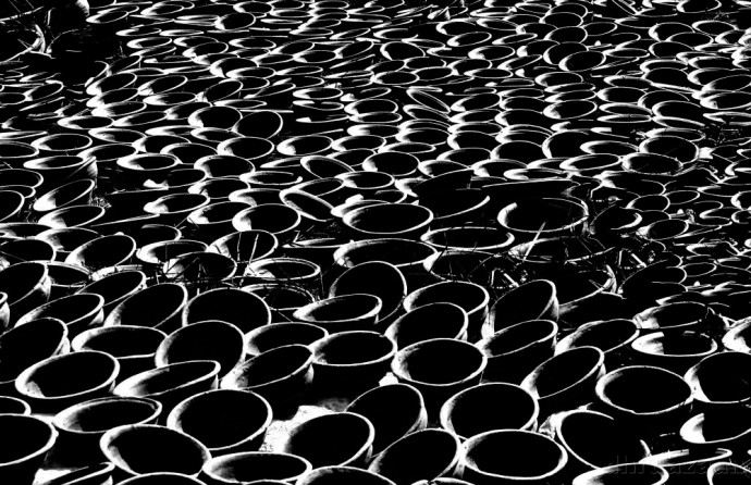 A very artful photo whose composition is based on a repeating motif. The high-contrast black-and-white edit used is a very good fit for this picture. Photo: dhruazaan
