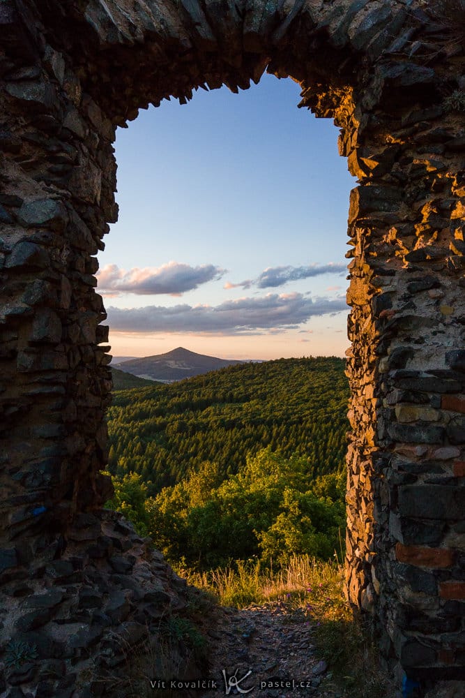 Castle ruins used to frame a landscape. Canon 5D Mark III, Canon EF 16-35/2.8 II, 1/160 s, f/13, ISO 2500, focal length 35 mm