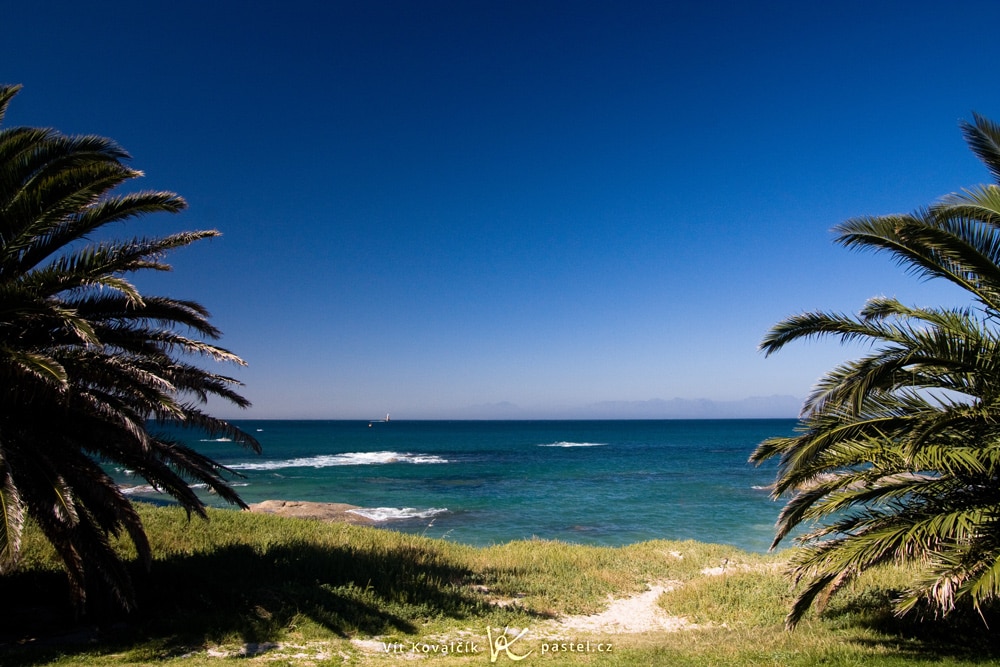 The sea framed using nearby palm trees. Canon 40D, Sigma 18-50/2.8, 1/200 s, f/11, ISO 400, focal length 18 mm