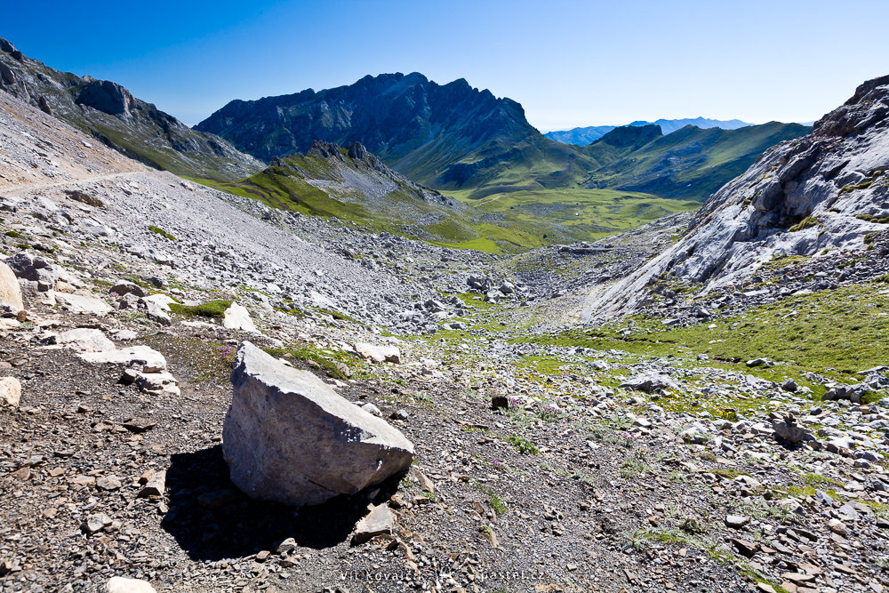 A rock positioned based on the Rule of Thirds. Canon 5D Mark III, Canon EF 16-35/2.8 II, 1/60 s, f/10, ISO 100, focal length 20 mm