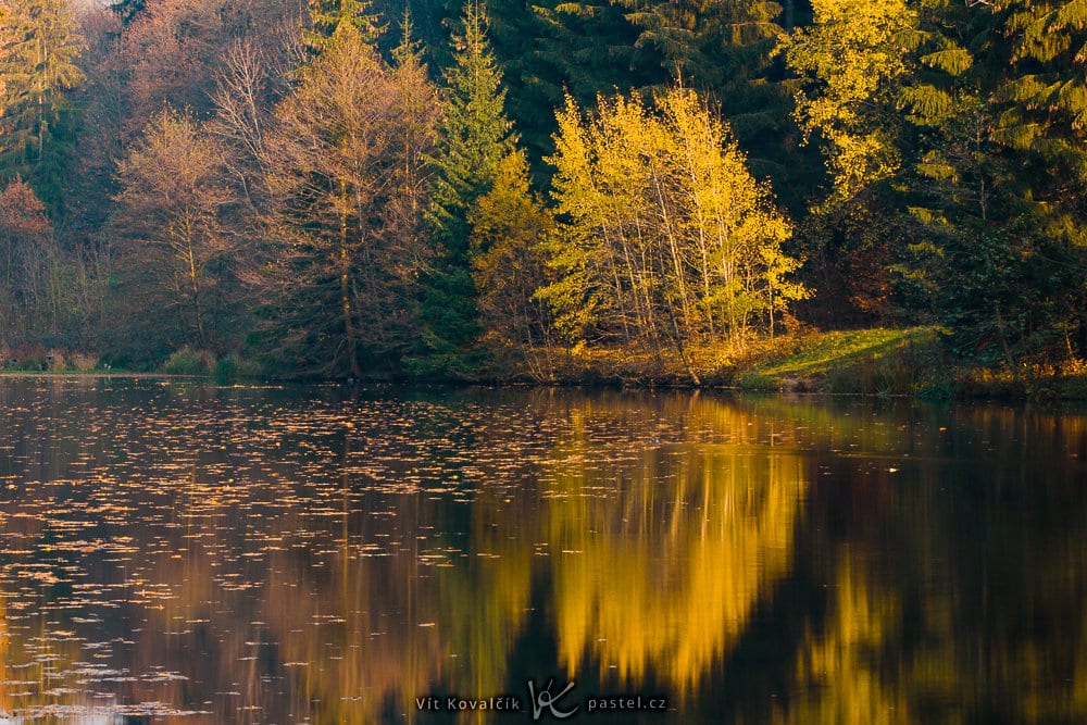 The reflection on the surface has practically forced the placement of the horizon in the middle. Canon 5D Mark III, Canon EF 70-200/2.8 II, 1.3 s, f/14, ISO 100, focal length 123 mm