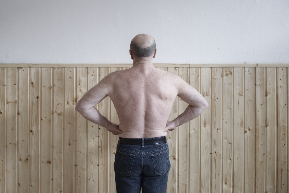 A typical example of a case where using center composition is appropriate. Here everyone involved is trying for symmetry—both the photographer and the model.