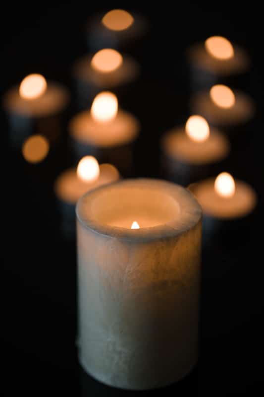A big candle with little ones in tow. Canon 5D Mark IV, Canon EF 100/2.8 IS MACRO, 1/60 s, f/2.8, ISO 100, focal length 100 mm