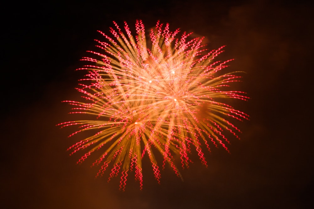 A close-up on my shaky fireworks photo. Canon 5D Mark III, Canon EF 70-200/2.8 II + Canon Extender EF 2x III, 4 s, f/11, ISO 100, focal length 252 mm