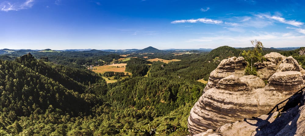 A panorama stitched together from five shots. Canon 5D Mark III, Canon EF 16-35/2.8 II, various speeds, f/13, ISO 100, focal length 16 mm
