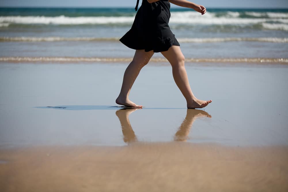 Passersby in the beach’s sand. Canon 5D Mark II, Canon EF 70-200/2.8 II, 1/100 s, f/2.8, ISO 100, focal length 120 mm