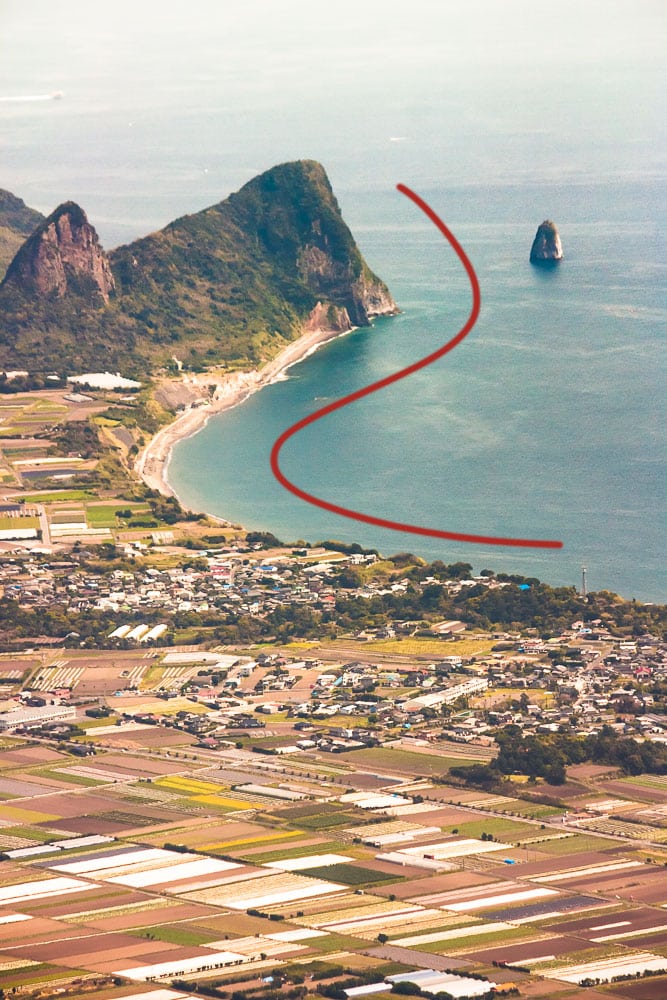 An S-curve created by the shoreline and a distant hill. Canon 40D, Canon EF-S 55–250/4–5.6, 1/500 s, f/8.0, ISO 200, focal length 154 mm