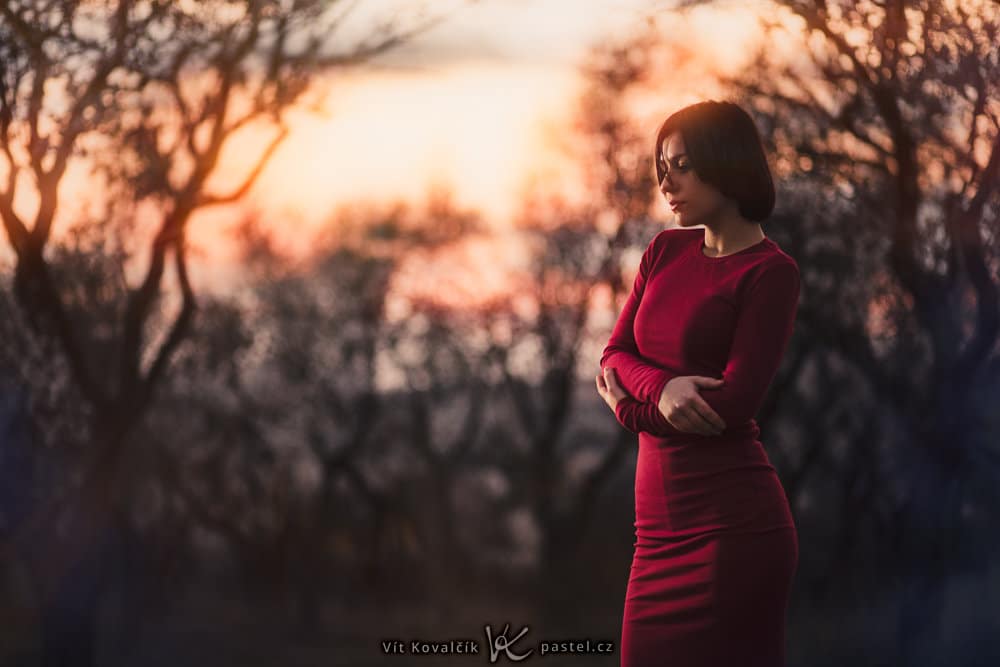 I’ve placed the model towards the photo’s edge so that the sunset shines through. Canon 5D Mark III, Canon EF 85/1.8, 1/200 s, f/1.8, ISO 800, focal length 85 mm