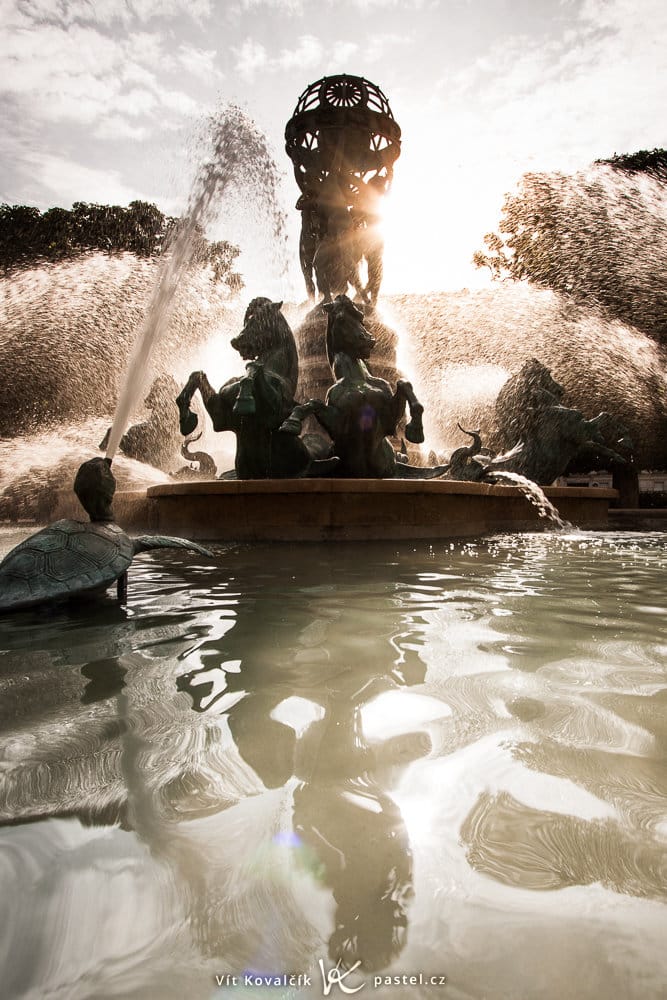 An example of an action-filled take on a water picture. Canon 40D, Canon EF-S 10–22/3.5–4.5, 1/80 s, f/8, ISO 100, focal length 10 mm