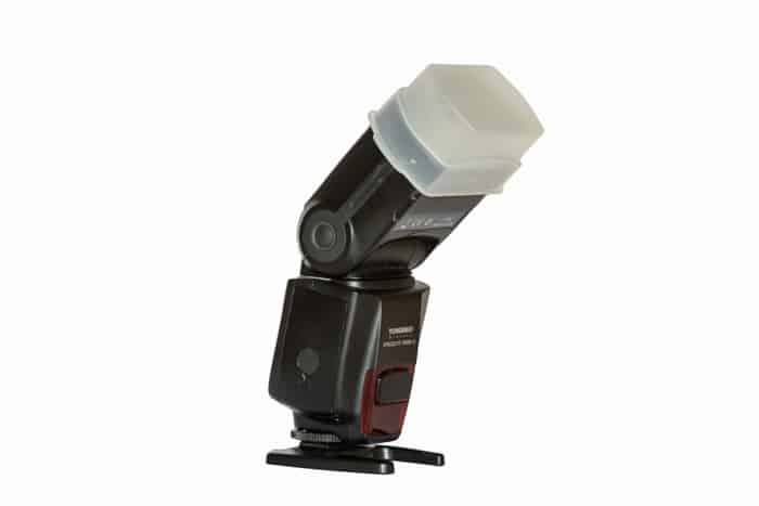 Here you can see the most basic diffuser, mounted onto a flash to diffuse the light. But in macro photography it doesn’t at all work the way it should.