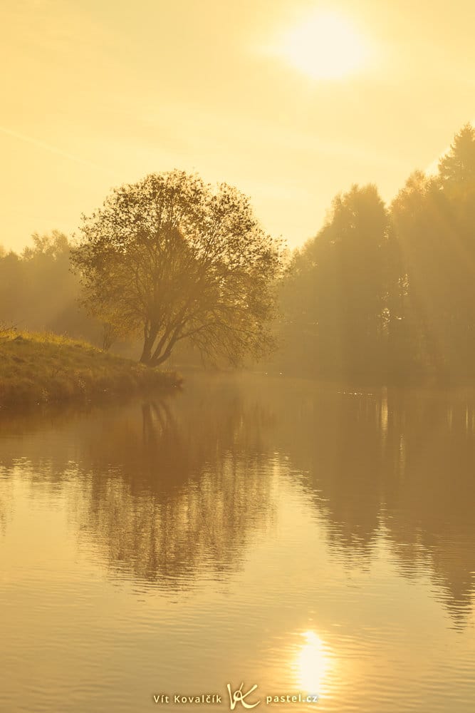Another center composition, although here the tree is pushed off to the side. Nevertheless the colors and composition evoke silence and calm. Canon 5D Mark II, Canon EF 16–35/2.8 II, 1/1000 s, f/8, ISO 100, focal length 35 mm