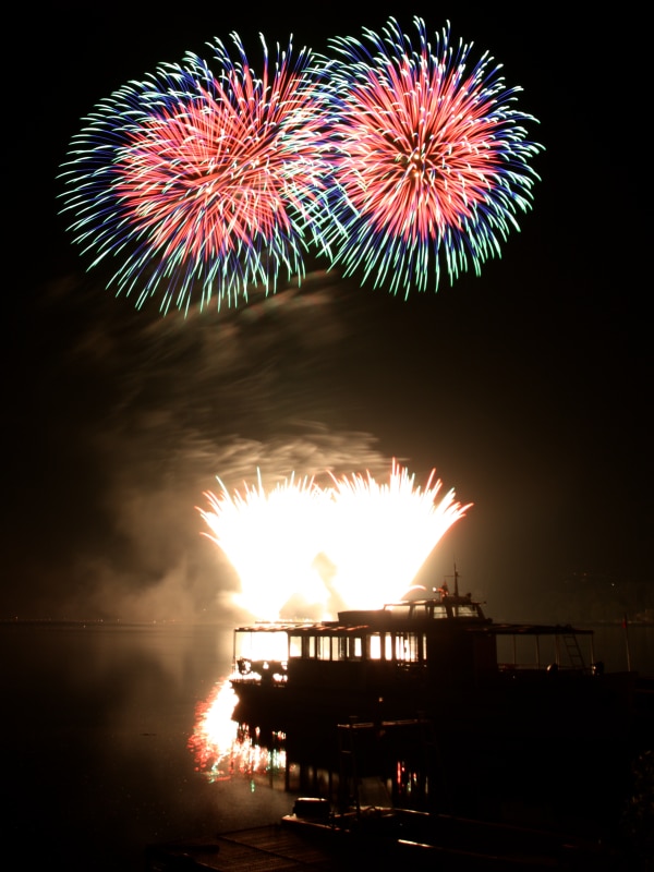 This shot incorporates a foreground silhouette. Canon EOS 400D, 7 s, F8, ISO 100, focal length 21 mm. Photo: Milan Kylar