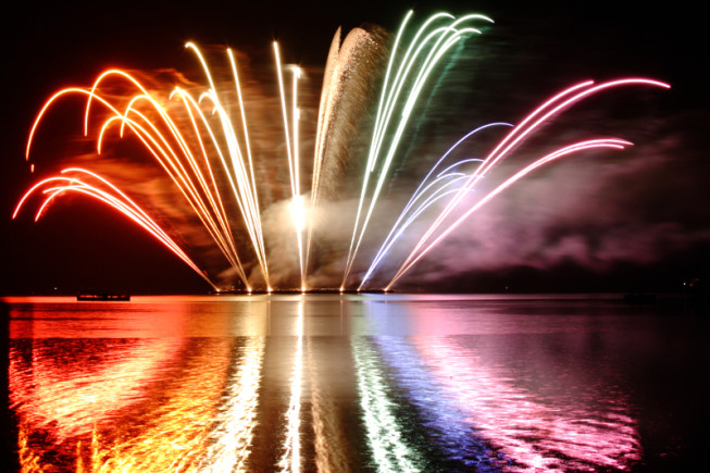 A typical fireworks rainbow, this time with water reflections. Canon EOS 300D, 9 s, F10, ISO 100, focal length 28 mm. Photo: Milan Kylar