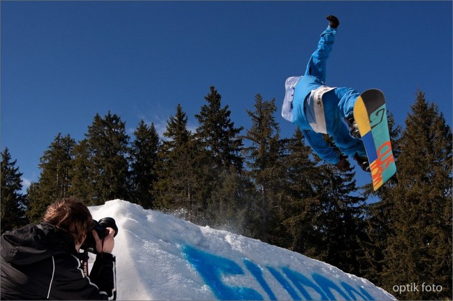 The photographer on the left is thumb-focusing. Photo: Imrich optik Gonda