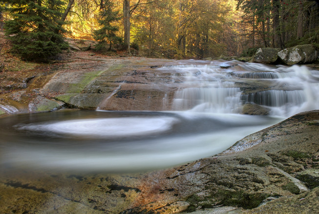 Waterfalls practically beg for long exposure times. Just be careful not to overdo it: you want water, not milk. Nikon D200, Nikkor 18–70 mm F3.5–4.5G ED-IF AF-S DX, 10 s, F22, ISO 100, focus 18 mm, HDR from 5 source photos. Photo: Ivo Prümmer