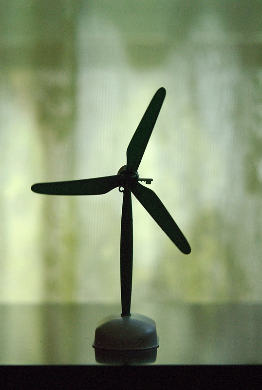 1/4000 s, F2.8, ISO 200. This exposure time is so short, you can’t clearly see whether or not the pinwheel is spinning.