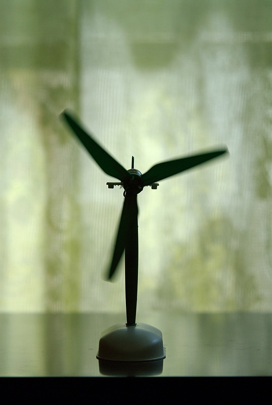 1/500 s, F4.5, ISO 100. The motion blur is now conspicuous, and you can immediately see the pinwheel turning.