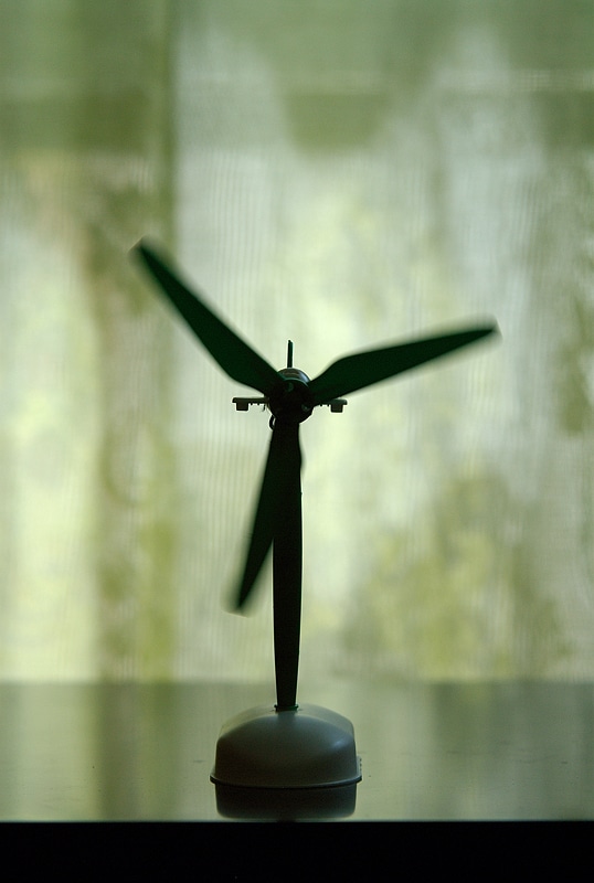 1/500 s, F4.5, ISO 100. The motion blur is now conspicuous, and you can immediately see the pinwheel turning.