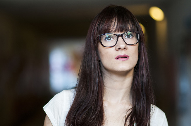 A fully open portrait 85mm lens has a very small depth of field. Only the model’s face is sharp. Nikon D300, focus 85 mm, aperture F1.8, Photo: Majo Eliáš