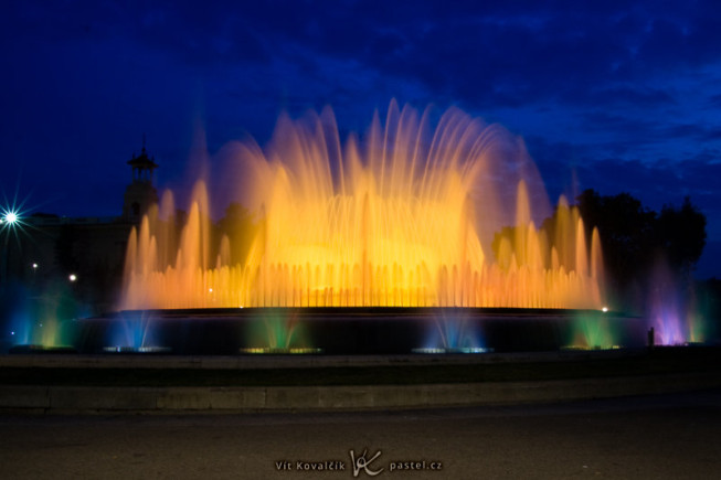A fascinating fountain in Barcelona. The 10 second exposure time has both blurred the water and hid the tourists walking by. Canon 350D, EF-S Canon 18–50 mm f/3.5–5.6, 10 s, F22, ISO 100, focus 18 mm. Photo: Vít Kovalčík