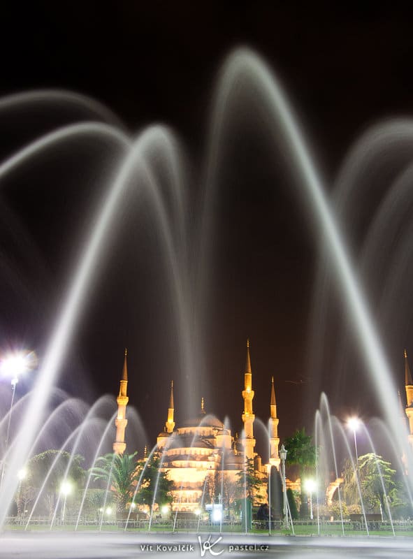 The blue mosque in Istanbul, shot at a wide angle, from almost at the edge of a fountain. Canon 40D, EF-S Canon 10–22 mm f/3.5–4.5 USM, 10 s, F8.0, ISO 100, focus 20 mm. Photo: Vít Kovalčík