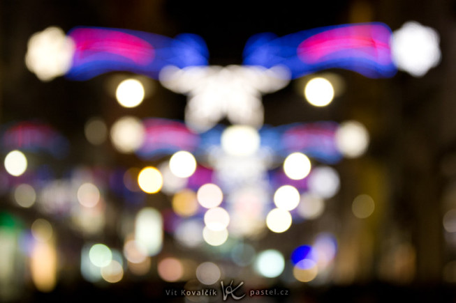 A blurred street decorated with Christmas lights. At that hour (a quarter past five) without those lights, the street would have been completely dark. Canon EOS 5D Mark II, EF Canon EF 70–200 mm f/2.8L II IS USM, 1/80 s, f/2.8, ISO 1600, focus 75 mm. Photo: Vít Kovalčík