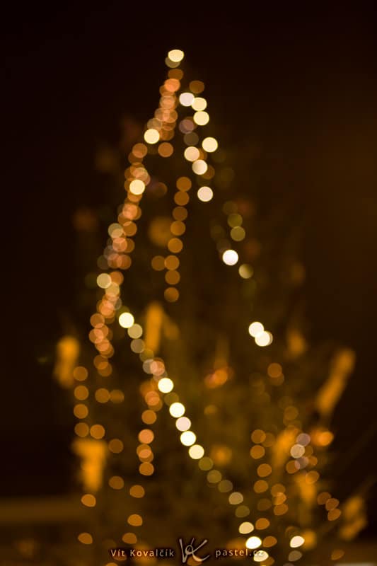 An outdoor Christmas tree, from a distance. Canon EOS 5D Mark II, EF Canon EF 70–200 mm f/2.8L II IS USM, 1/13 s, f/2.8, ISO 800, focus 125 mm. Photo: Vít Kovalčík