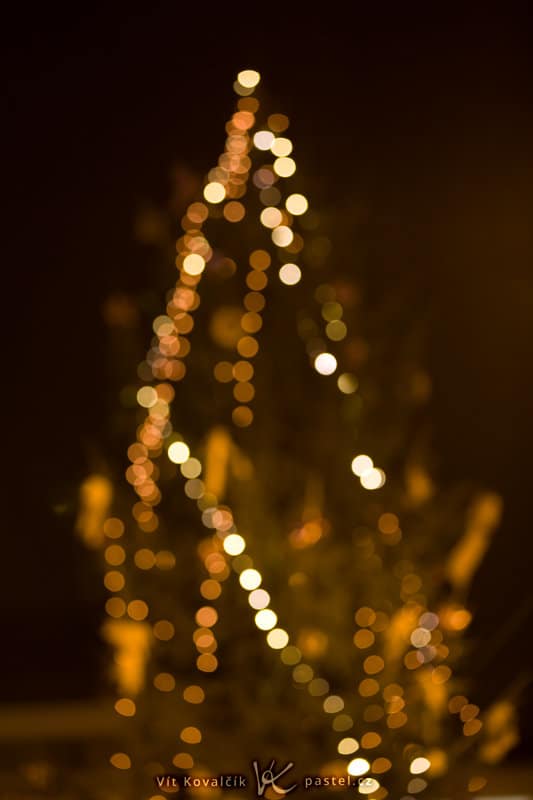 An outdoor Christmas tree, from a distance. Canon EOS 5D Mark II, EF Canon EF 70–200 mm f/2.8L II IS USM, 1/13 s, f/2.8, ISO 800, focus 125 mm. Photo: Vít Kovalčík