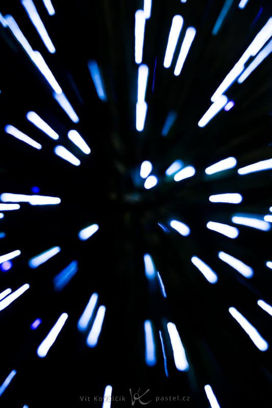 Zooming in during the shot. Several exposures were needed, because without a tripod, it’s not easy to hold the camera still while changing focus. Canon EOS 5D Mark II, EF Canon EF 70–200 mm f/2.8L II IS USM, 0.3 s, f/4.0, ISO 100, focus 110 mm. Photo: Vít Kovalčík