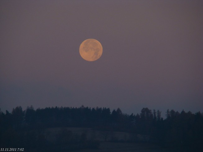 Timing is very important when photographing the moon over the fields. Jiří5155