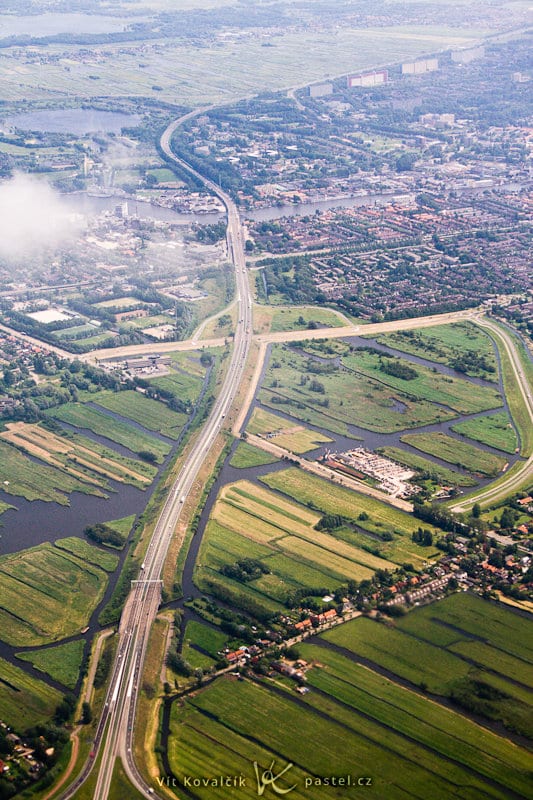 The highway running diagonally across this photo helps to guide the viewer’s eyes. Canon 350D, EF-S Canon 18–55 F3.5–5.6, 1/500 s, F9.0, ISO 400, focus 48 mm. Photo: Vít Kovalčík