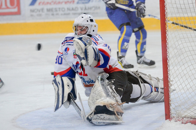 Goalie in action. Focal length 116 mm. Bad lighting conditions; ISO set to 2000. Thanks to quality equipment, noise is insignificant even at this high ISO. (Photo: Majo Eliáš)