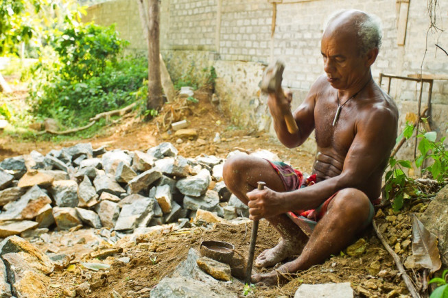 Even though I had a bulky DSLR in my hands, this stoneworker didn’t notice me and remained devoted to his work. You wouldn’t think it from these two photos, but I’m not often this lucky. (Photo: Majo Eliáš)