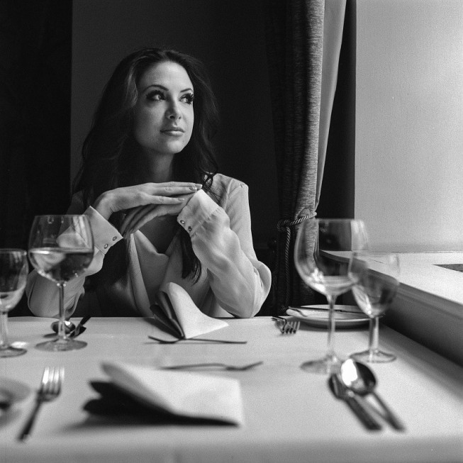 Natural light from the window has pleasantly lighted up the model’s face. Meanwhile the photo’s background is dark and undistracting. Hasselblad 500C/M, 1/30 s, F5.6, focus 80 mm. Photo: Majo Eliáš