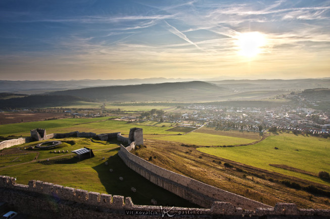 An overall view of a castle, with a very wide angle. Canon 40D, EF-S Canon 10–22 mm F3.4–4.5 USM, 1/200 s, F8.0, ISO 100, focus 13 mm. Photo: Vít Kovalčík