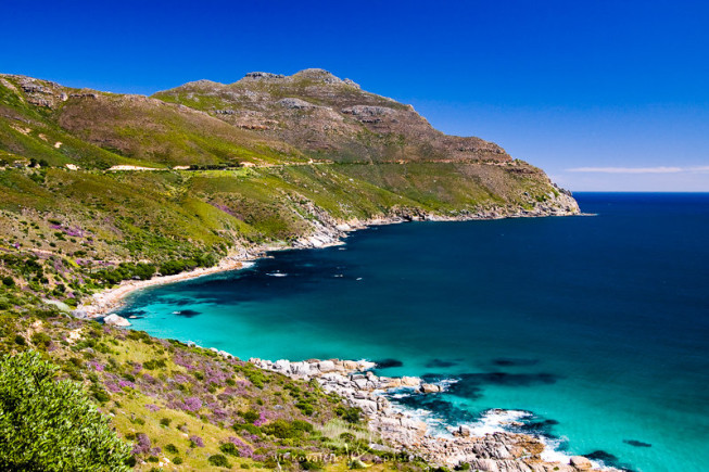 A sea near Cape Town. The shoreline and hill line guide your eyes. Canon 40D, Canon EF-S 18–50 mm F3.5–5.6, 1/200 s, F7.1, ISO 400, focus 23 mm. Photo: Vít Kovalčík