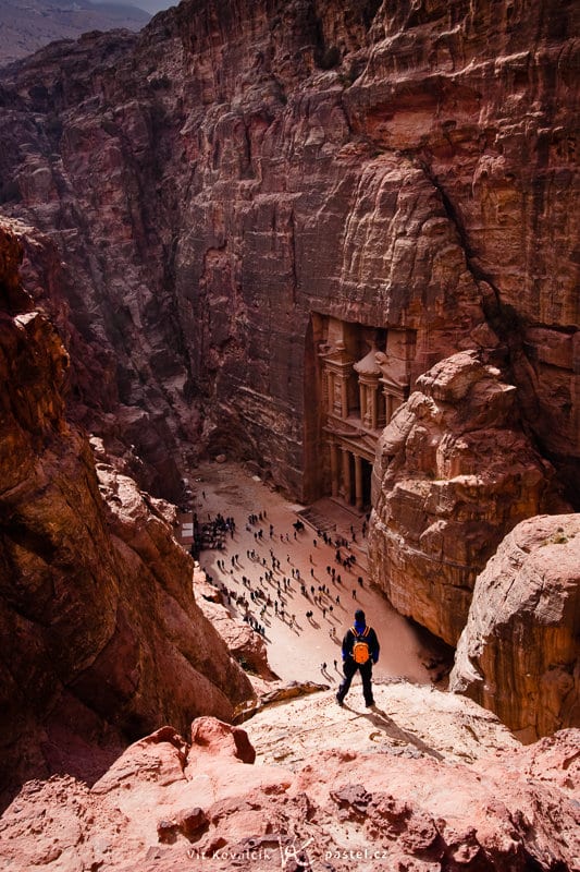The stone-carved city of Petra in Jordan. The figures of my friend at the top and of the tourists at the bottom give a rough notion of size. Canon 40D, EF-S Canon 10–22 mm F3.4–4.5 USM, 1/160 s, F8.0, ISO 100, focus 22 mm. Photo: Vít Kovalčík