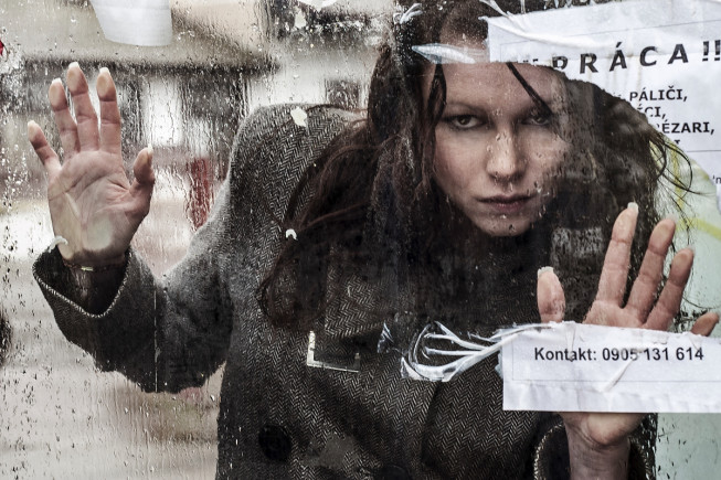 The raindrops on this window have formed an interesting structure. The torn-up poster also gives the picture a story. Photo: Majo Elias