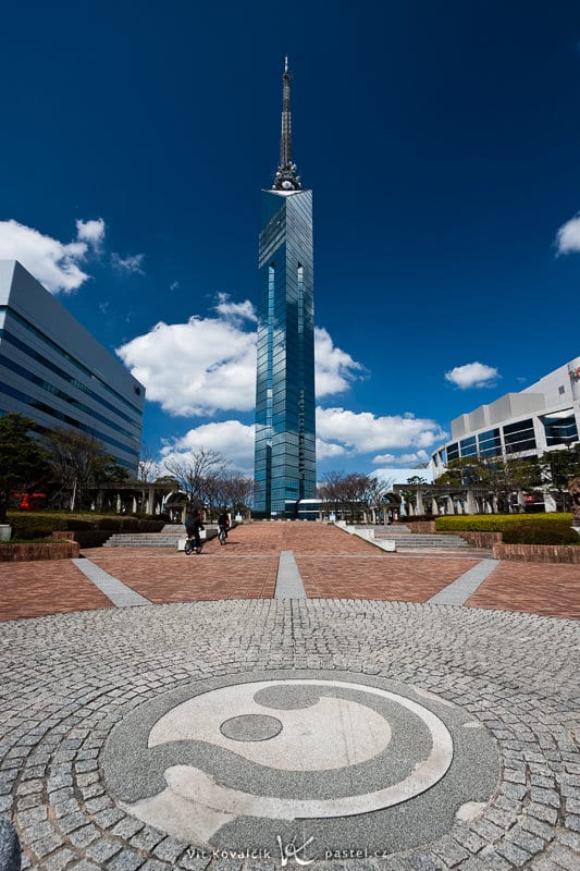 A wide angle has enabled me to fit all 234 meters of this tower into the picture... as well as the symbol on the sidewalk. Canon EOS 40D, Canon EF-S 10–22 mm F3.5–4.5 USM, 1/100 s, F8.0, ISO 100, focus 10 mm (= 16 mm 35mm equivalent)
