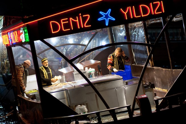 Chefs on a rocking Turkish boat. Canon 40D, Canon EF 85/1.8, 1/200 s, F1.8, ISO 400, focus 85 mm