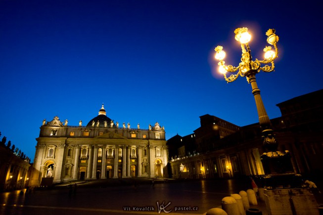 St. Peter’s Cathedral in the Vatican, just after sunset. Canon 40D, Canon EF-S 10-22/3.5-4.5, 1/8 s, F4.4, ISO 800, focus 13 mm