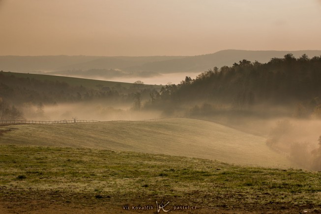 The morning fog rolling in over the hills. Canon 5D Mark III, Canon EF 70-200/2.8 IS II, 1/125 s, F13, ISO 100, focus 88 mm