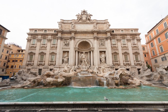 One photo’s take on the Fontana di Trevi. The top looks smaller than the bottom, and so the whole wall feels like it’s falling backwards. Canon 40D, Canon EF-S 10-22/3.5-4.5, 1/5 s, F8.0, ISO 100, focus 10 mm