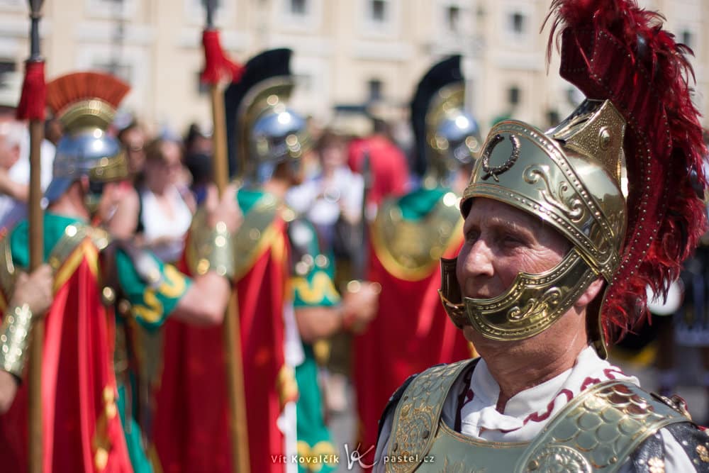 Thanks to a fast 50/1.8 lens, the Roman soldier is clearly visually separated from his surroundings. Canon 40D, Canon EF 50/1.8, 1/5000 s, F1.8, ISO 100, focus 50 mm