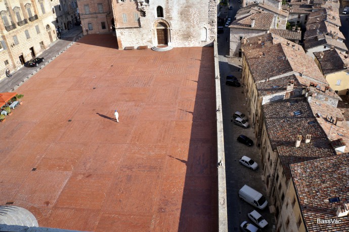 The figure in white is an excellent supplement to this forlorn city square. The rooftops on the right are level with the square, so they make it feel like just one more rooftop—especially considering the color of the cobblestones.