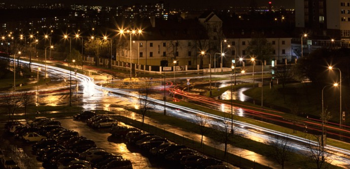 Canon EOS 5D MkII, EF 24-105/4, 30 s, F22, ISO 100, 67 mm focus, composite of 6 exposures By setting a long exposure time, the cars driving by can be turned into a stream of light, emphasizing the traffic at this crossroad. 